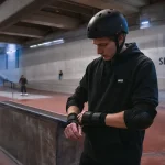 Skate parc Dijon : skatepark couvert, rider près d’un module