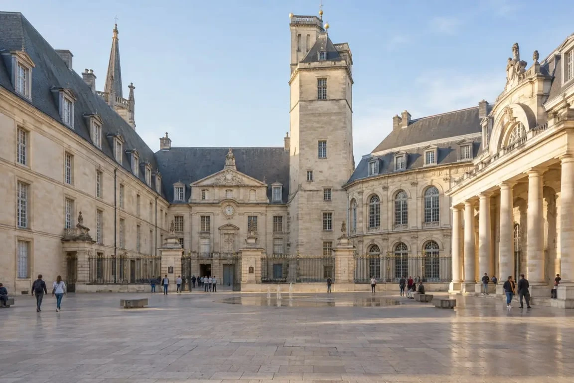 Journées du patrimoine 2025 Dijon dans la cour du palais des ducs