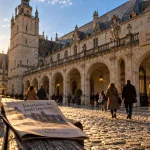 Journées du patrimoine 2025 Dijon : cour pavée au palais des ducs, lumière dorée