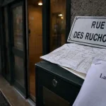 La derobade dijon à Chenôve : façade discrète et entrée de bâtiment