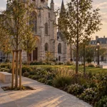 Place Bossuet Dijon : église Saint-Jean et statue de Bossuet, allée piétonne