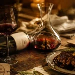 Vin rouge bourgogne tannique, Pommard, Nuits-Saint-Georges et Gevrey-Chambertin en verre tulipe.