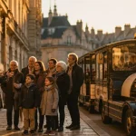 Visiter dijon en petit train : guide devant la façade de pierre